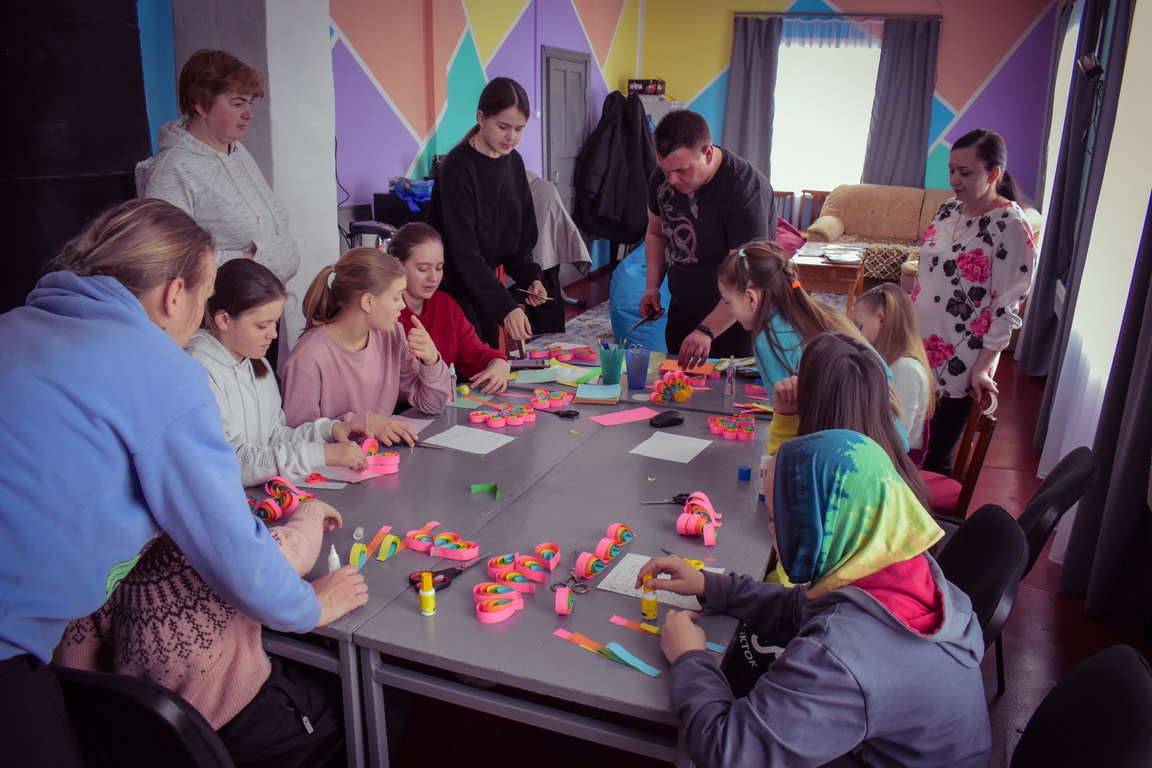 Vapaa-ajantilat sopivat eri-ikäisille ihmisille. Lapset ja nuoret osallistuvat mielellään työpajoihin tai askartelevat jotakin. Kuva: Anastasija Prohorova