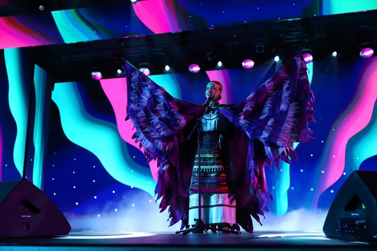 Kilpailujen voittaja, petroskoilainen laulaja Arina Kondratjeva esiintyi gaalassa linnun hahmossa. Kuva: Delfoi-kilpailujen VKontakte-sivu 