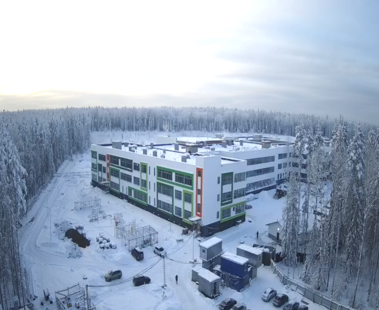Koulujen rakentamini on huipulla tänä vuotena Karjalašša. Kuva: Karjalan halličukšen lehistöpalvelu