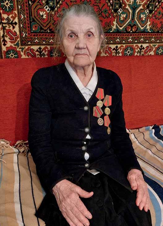 Ljudmila Smirnovan (os.Tsvetkova) lapsuus kotirintamalla oli vaikeaa. Hän teki raskasta työtä. 88-vuotiaana hän ei istu toimettomana. Työhön tottunut Smirnova viljelee itse maata ja hoitaa kotitöitä. Kuva: Marina Petrova