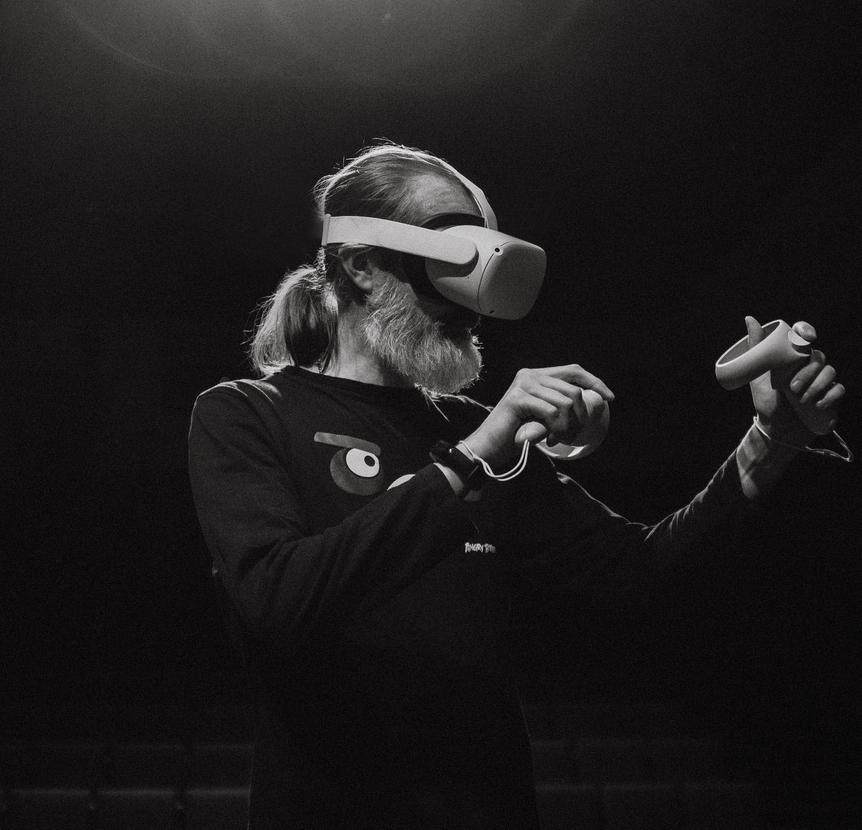 Karjalan kansallinen teatteri on hankkinut kymmenen VR-lasia. Niiden avulla kurkistetaan Golomjanoje plamja -esitykseen ja teatterin kulissien takaiseen maailmaan. 16+ Kuva: Kansallisen teatterin VKontakte-tili