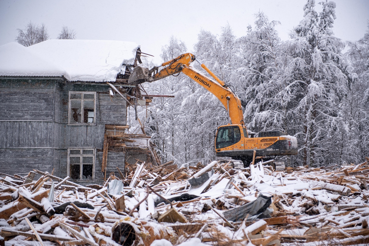 Tyhjillään olevia ränsistyneitä asuintaloja puretaan suunniteltua nopeammin niiden alhaisen turvallisuuden takia. Kuva: Karjalan hallituksen lehdistöpalvelu