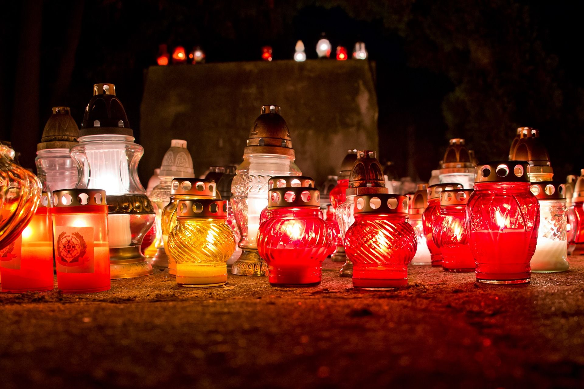Kynttilöitä sytytetään Petroskoissa Äänisen rantakadulla Kazanin kouluammuskelun uhrien muistoksi. Kuva: pixabay.com