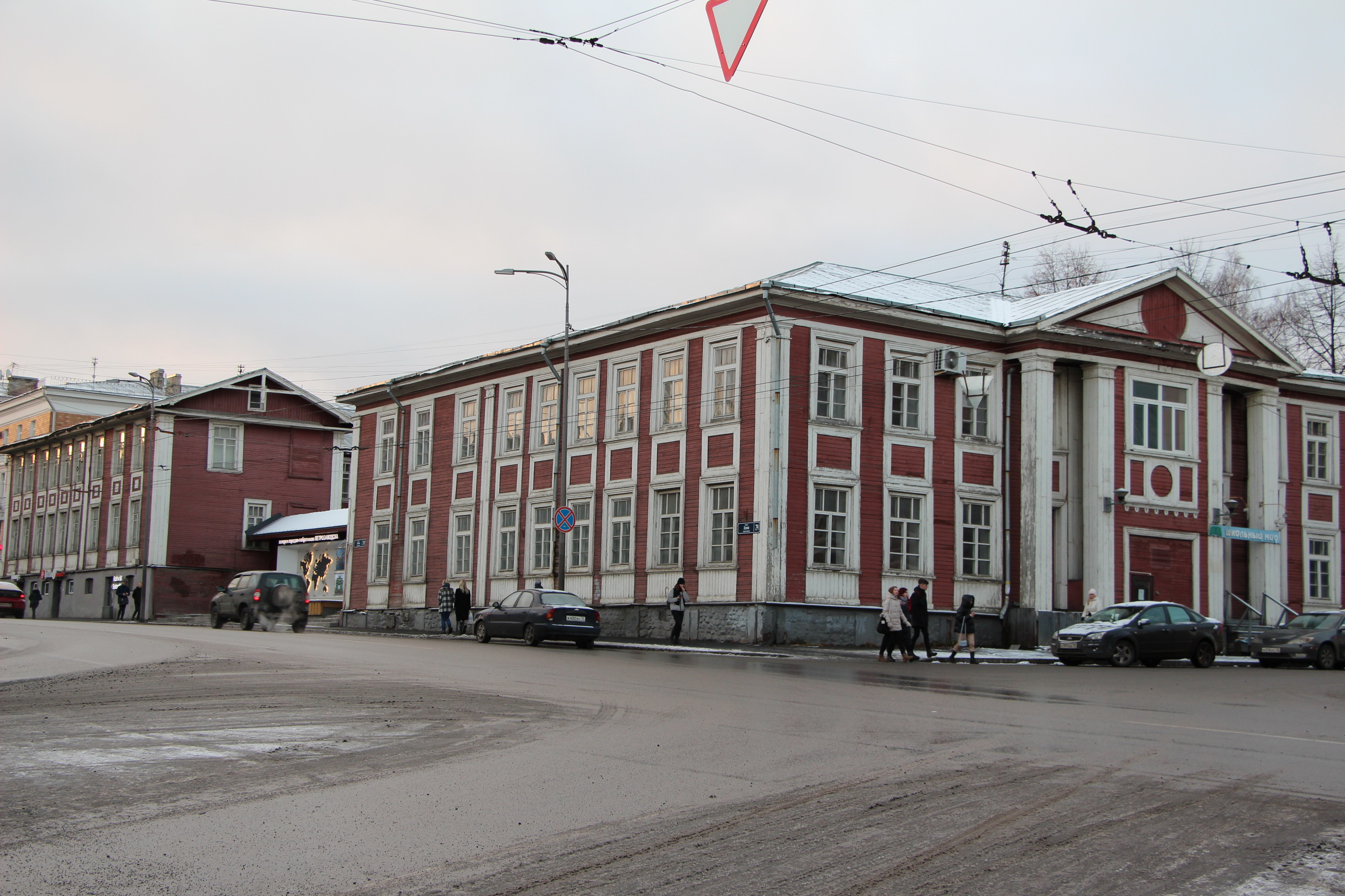 Molemmat puurakennukset on rakennettu vuonna 1917 Muurmannin radan hallintoa varten. Eri aikoina niissä sijaitsi koulu, rakennusopisto, asuntola, kaupunginvaltuusto ja Karjalan opetusministeriö. Kuva: Sergei Karpov