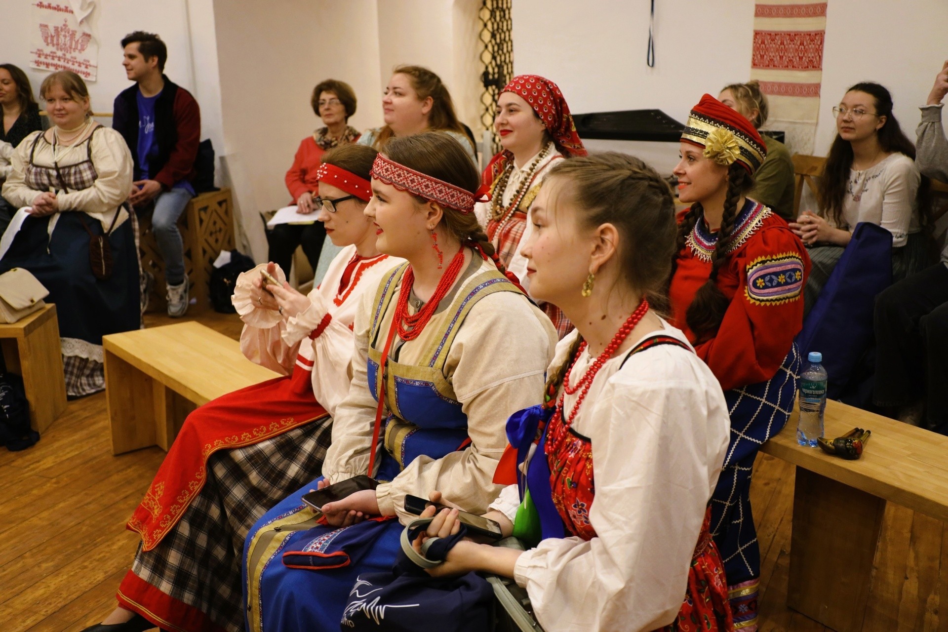 Joiku-CAMP-leirin avajaiset pidettiin maanantaina Petrovski-kulttuurikeskuksen tiloissa. Osallistujat kertoivat itsestään ja esittelivät laulutaitojaan. 18+ Kuva: Karjalan kansantaiteen ja kulttuurialoitteiden VKontakte-sivu