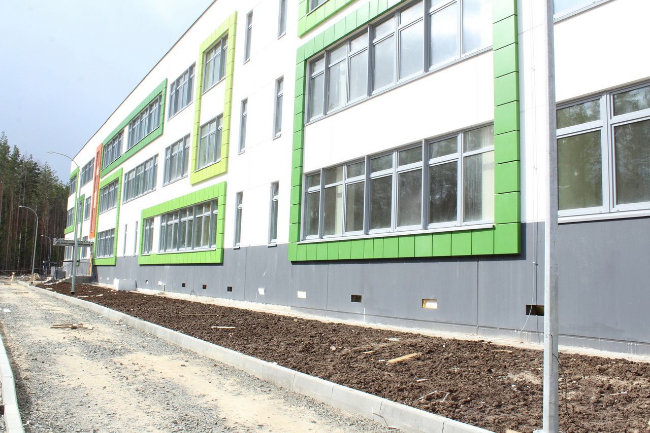 Drevljankan uuteen lähiöön rakennettu koulurakennus on melkein valmis. Kuva: Petroskoin kaupunginhallituksen VKontakte-sivu 