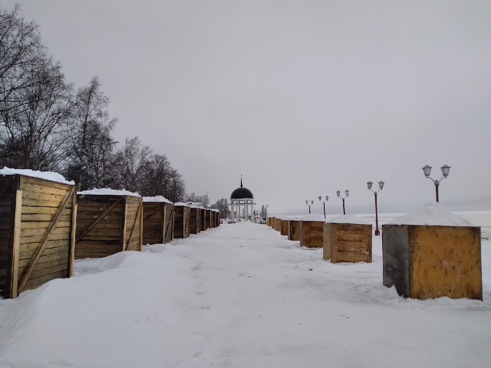 Äänisen rantakadulle on rakennettu suuret ja pienet lumikuutiot. 20 lumi- ja kymmenen jääveistosta syntyy 6. helmikuuta. Kuva: Anna Umberg