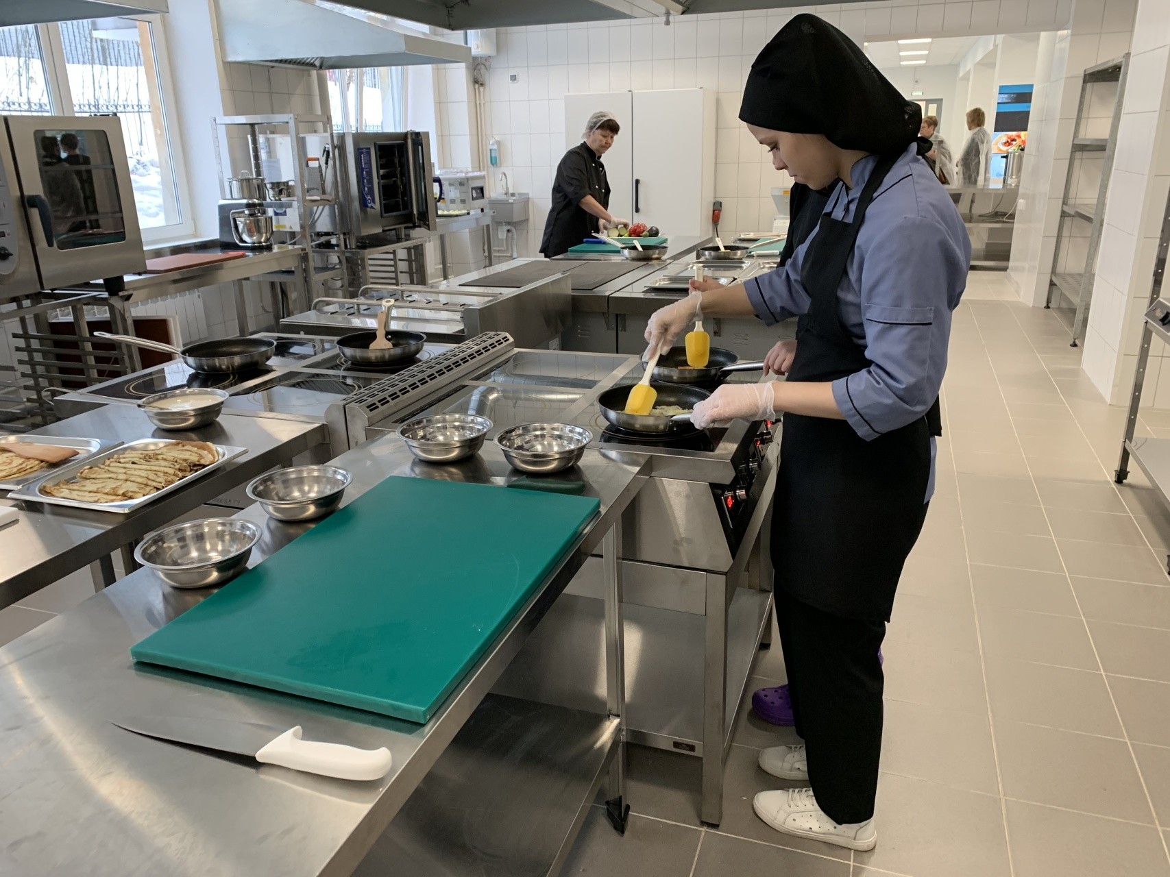 Koulutuskeskuksen opiskelijat oppivat laittamaan ruokaa, jota myydään sitten opiston ruokalassa. Kuva: Ilona Veikkolainen