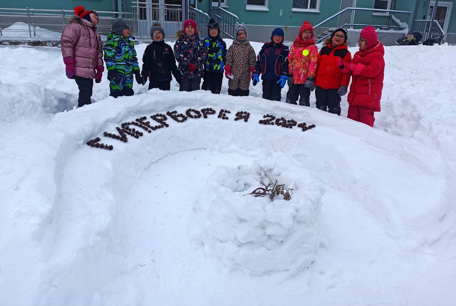 Lumiveistoksen on tehnyt Petroskoin 1. päiväkodin Voikukat-ryhmä. 0+ Kuva: Hyperborean talvisadut -ryhmän VKontakte-sivu 