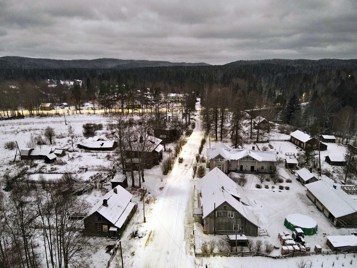 Harlu sijaitsee Jänisjoen varrella 47 kilometriä Pitkärannasta maanteitse luoteeseen. Kuva talvisesta Harlusta. Kuva: wikimedia.org