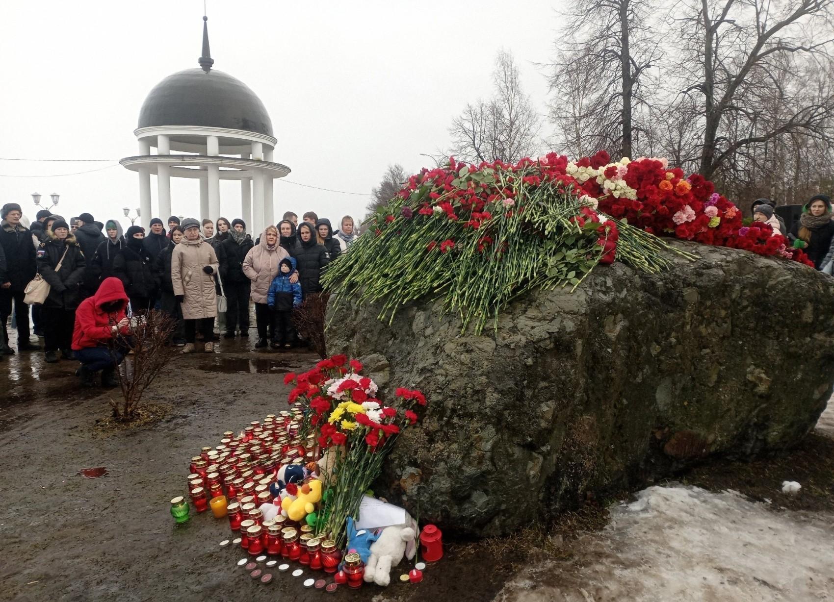 Karjala suree Moskovassa tapahtuneen terrori-iskun uhreja. Petroskoissa järjestetty muistotilaisuus on yhdistänyt satoja kaupunkilaisia. Kuva: Margarita Pehkonen