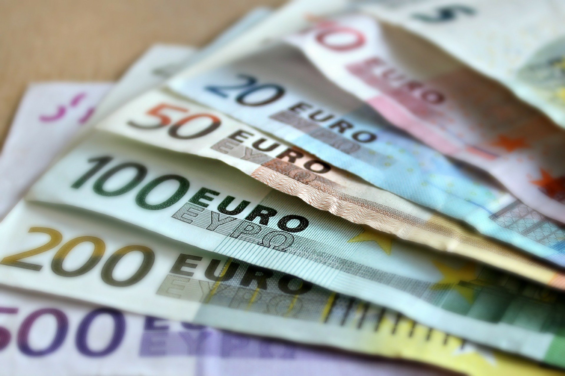 Европейские купюры имеют единый дизайн. За 20 лет он практически не изменился, однако в юбилейный год Европейский центральный банк начинает работу по обновлению купюр. Фото: pixabay.com