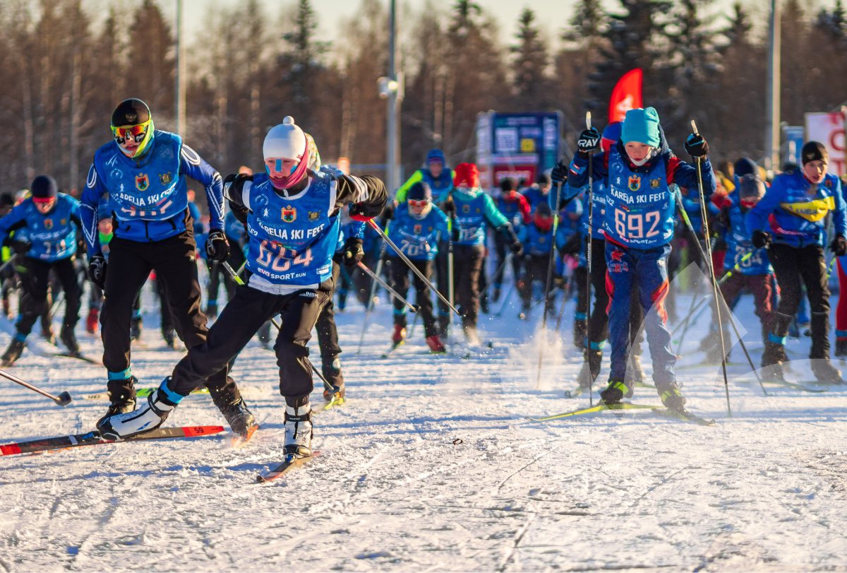 Talvifestivaali etsii vapaaehtoisia, jotka voivat auttaa järjestämään värikkään urheilutapahtuman. 16+. Kuva: KareliaSkiFest–talviurheilufestivaalin VKontakte-sivu