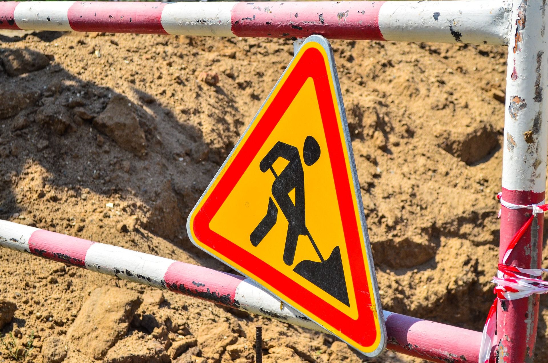12 kilometrin pituinen Kemistä Papinsaarelle johtava tie korjataan. Tien reunoille rakennetaan jalkakäytäviä ja järjestetään katuvalaistusta. Kuva: pixabay.com