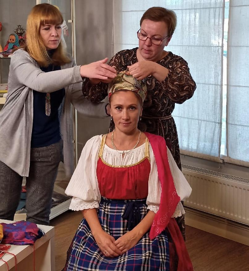 Natalja Denisova ta Jekaterina Logvinenko kerrotah karjalaisien piähinehistä. Kuva: Karjalan tašavallan kultuuriministerijö