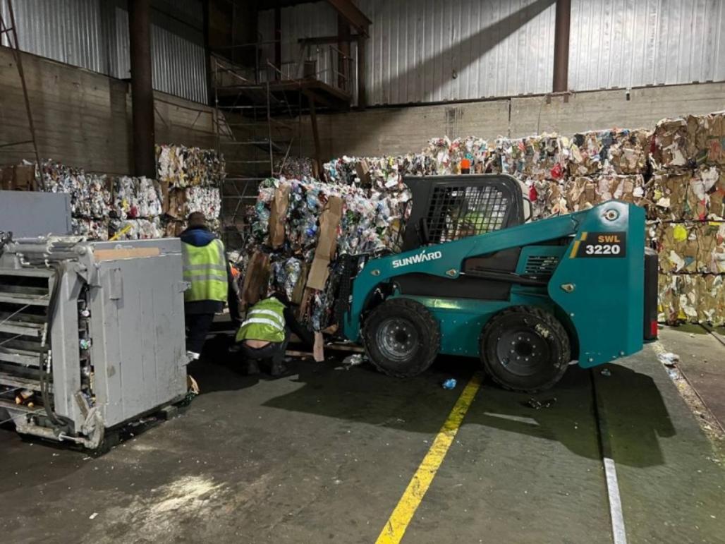 Puolentoista viime kuukauden aikana lajittelulinjalle on saatu 184 tonnia jätettä, joista yli sata tonnia lähetetään kierrätykseen Leningradin alueelle. Kuva: Karjalan tasavallan päämiehen lehdistöpalvelu