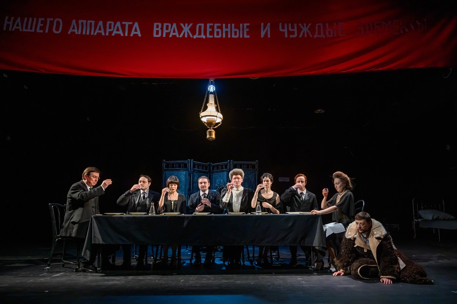 Aleksandrinski-teatterin vierailu alkaa tänään satiirisella esityksellä Toveri Kisljakov. Se esitetään Karjalan kansallisen teatterin näyttämöllä. (18+) Kuva: drampush.ru