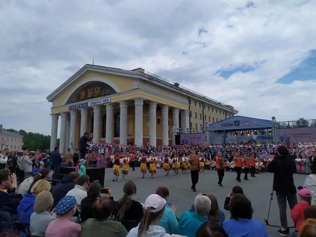 Laulujen lisäksi kansainvälisien juhlien vieraille oli tarjolla tansseja ja soitinmusiikkia. Kuva: Jelena Maloduševa
