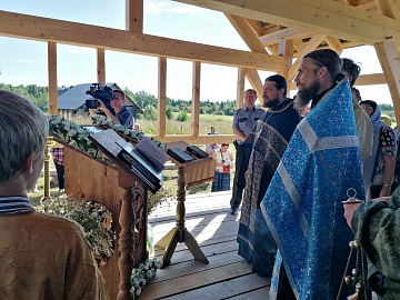 Ristisaaton jälkeen Vieljärven ortodoksisen seurakunnan pappi Georgi piti tsasounassa juhlajumalanpalveluksen. Kuva: Marina Tolstyh