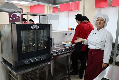 Opettaja Galina Bytškovan mukaan kokkeja koulutetaan yhteistyössä petroskoilaisten ravintoloiden kanssa. Kuva: Ilona Veikkolainen